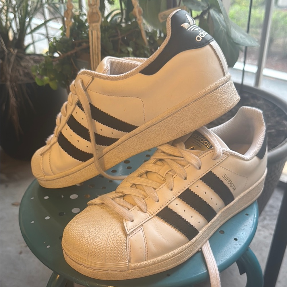 Adidas White and Black Sneakers like new (SUPERSTAR)